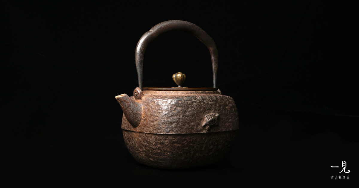 陋外慧中的生活美學： 金龍堂祥獸浮雕紋飾炮口四方老鐵壺＿ 難得一見